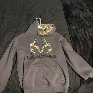 Realtree Men's Black Camouflage Logo Fleece Pullover Hoodie